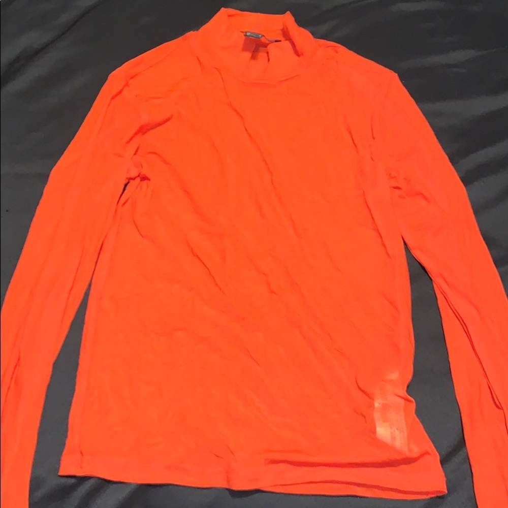 Orange/red sheet turtle neck